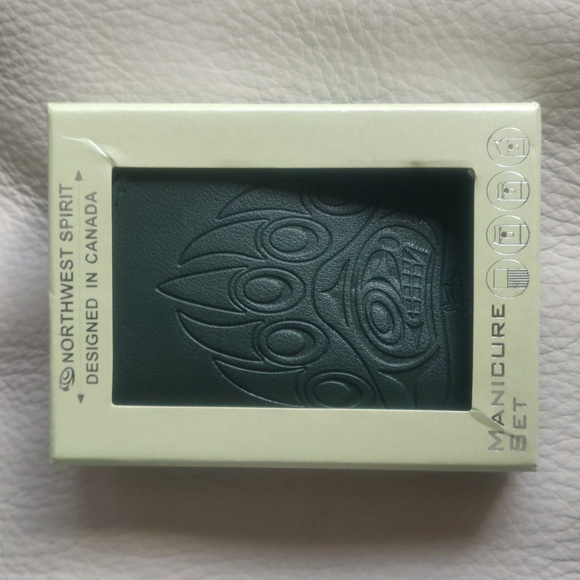 'Paw' Indigenous Design by Jason Peters Manicure Set - Picture 4 of 6